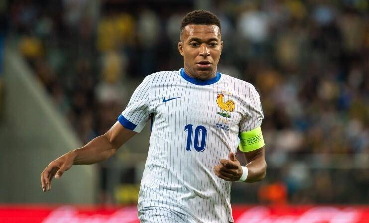 西甲最新消息，一天内，巴萨官宣莱万离队，姆巴佩因伤缺席世预赛